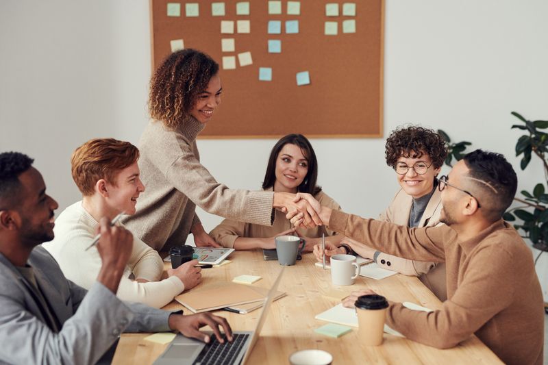 Personas revisando un diagrama de etapas sobre una mesa de trabajo