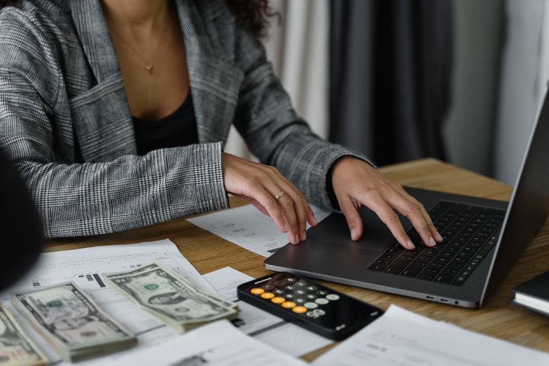 Calculadora y planilla impresa sobre un escritorio con anotaciones a mano